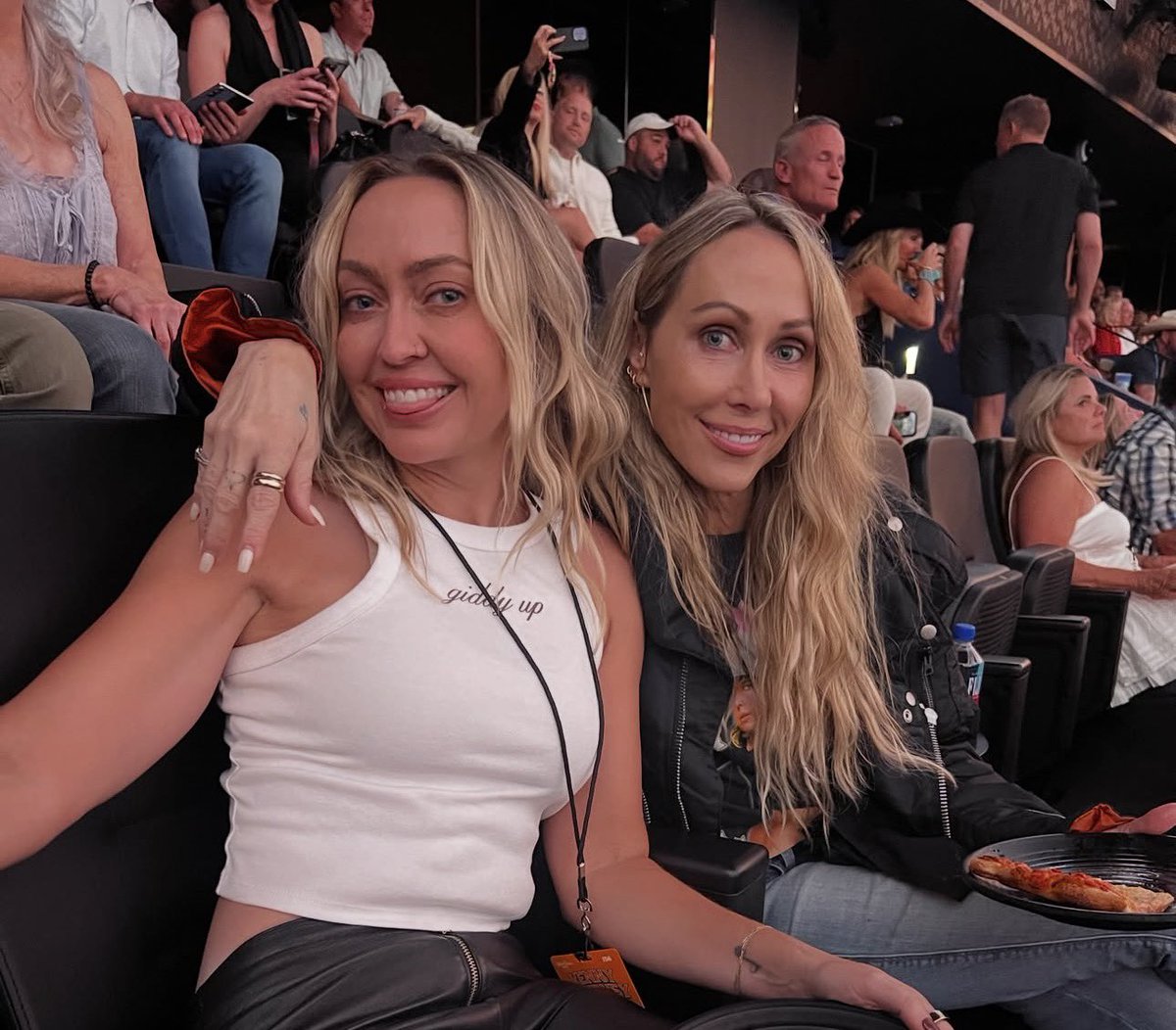 MileyRaySlays's tweet photo. Happy Birthday, @BrandiCyrus! 🎂🤍 https://t.co/M4OivBcIb2