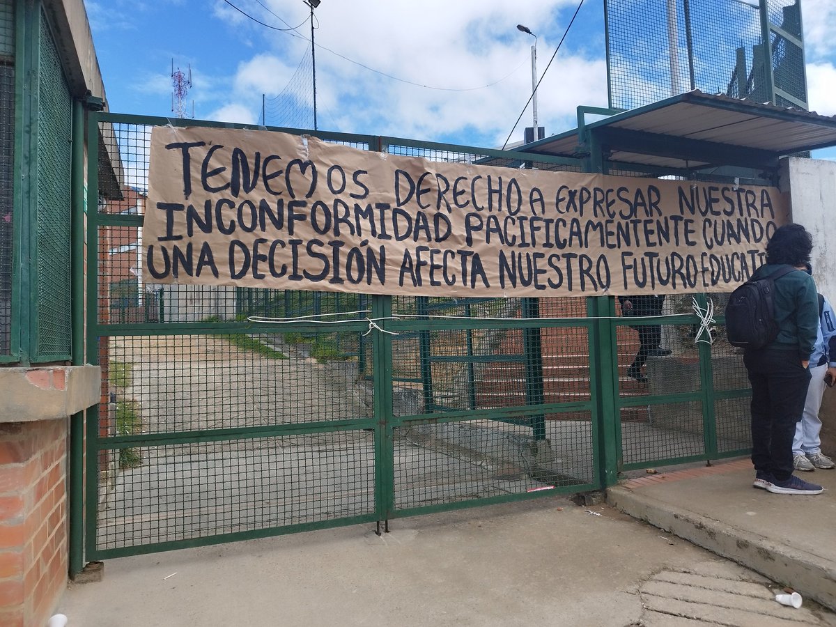 wilferfer's tweet photo. Hoy, los estudiantes del Colegio Sierra Morena IED realizan una protesta pacífica en rechazo a decisiones que afectan a la comunidad educativa. @adebogota @PstColombia @RTVCnoticias https://t.co/IMJquPNk3q