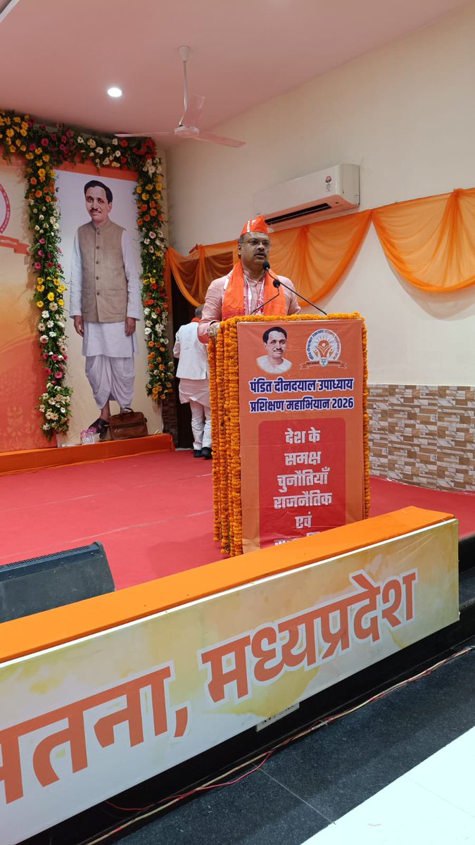 sharadendu_bjp's tweet photo. सतना जिले के जिला प्रशिक्षण वर्ग के द्वितीय सत्र को संबोधित करने का अवसर प्राप्त हुआ। सत्र की अध्यक्षता गगनेंद्र सिंह जी ने की।
इस अवसर पर विजय दुबे जी, प्रतिमा बागरी जी, गणेश सिंह जी, जी. एस. ठाकुर जी, भगवती पांडे जी, राजेश पांडे जी सहित अनेक वरिष्ठ कार्यकर्ता उपस्थित रहे। https://t.co/fe2Qeyr1Wp