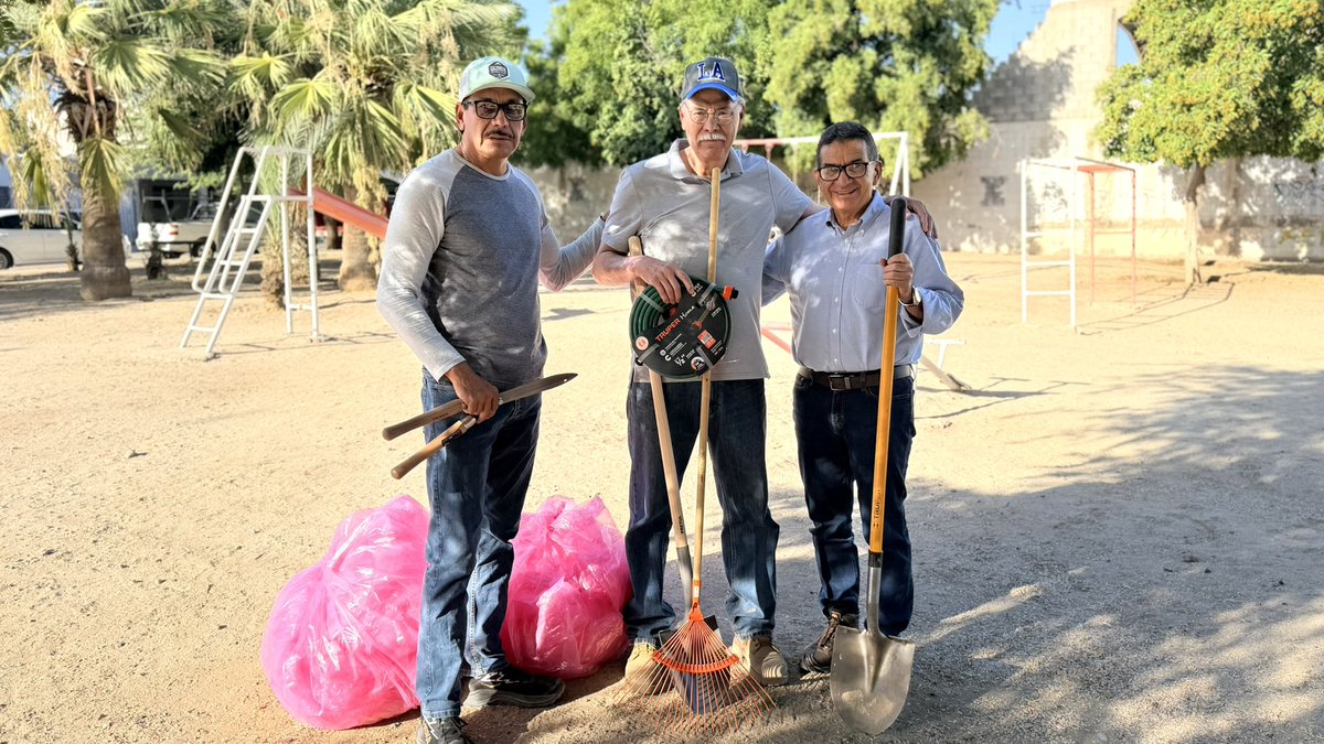 BarrazaAlmazan's tweet photo. Los vecinos Héctor Villalba y Bernardo Maldonado hacen una gran labor de mantener en muy buenas condiciones el parque de su colonia Lomas de Linda Vista.

Se les proporcionó equipo de jardinería para facilitar su trabajo. 🌱

.
.
.
#hermosillo #NorbertoBarraza #lomasdelindavista #jardin