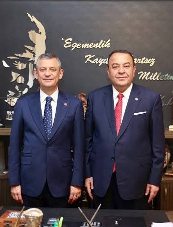 durbunhaber's tweet photo. Adnan Beker’den kendisine ‘Kömürcü’ diyen Fuat Uğur’a:

"Ben bana kömürcü dendiğinde kömürcülüğümle gurur duyuyorum, peki sen sana “FETÖ’cü” dendiğinde gurur duyabiliyor musun?" https://t.co/wBqca25a46