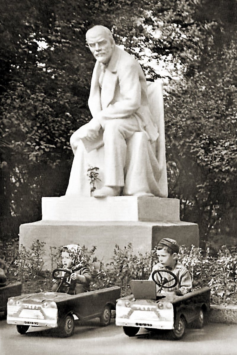 PicturesUssr's tweet photo. Lenin monument in the park named after Ivan Babushkin, Leningrad, 1960s https://t.co/o6fc4IWGTp