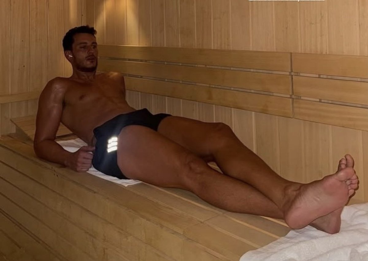 TreborTrey's tweet photo. Is it cool if he takes up the entire bench in the sauna? https://t.co/RNiodZyCSX