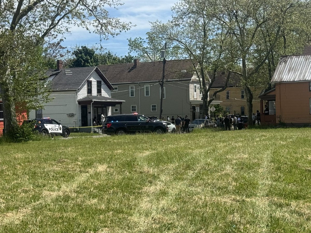 patryanreports's tweet photo. RIGHT NOW: We’re working to learn information about this large law enforcement presence on Sherman Street off Broadway in Buffalo. We’ve reached out to the city and will update as we learn more. We’ve seen Buffalo PD, Buffalo Fire and AMR so far. Deputy BPD Commissioner Craig Macy is on scene. @news4buffalo