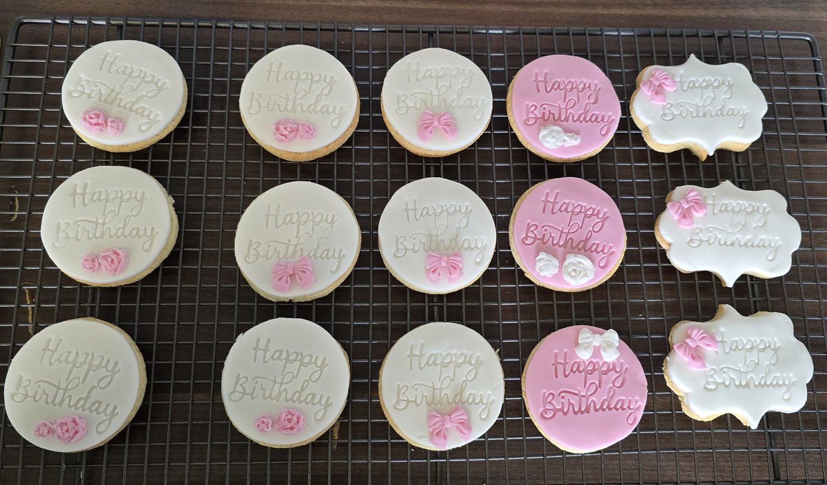 KoCakesNg's tweet photo. A little behind the scenes from another custom cookie order 💖✨

One of my favourite things is when new clients discover my work from previous customer posts 🥹

Every cookie is handmade with care 🥰

#KoCakesUK #CustomCookies #BehindTheScenes #LuxuryCookies https://t.co/PLf4OedQVa