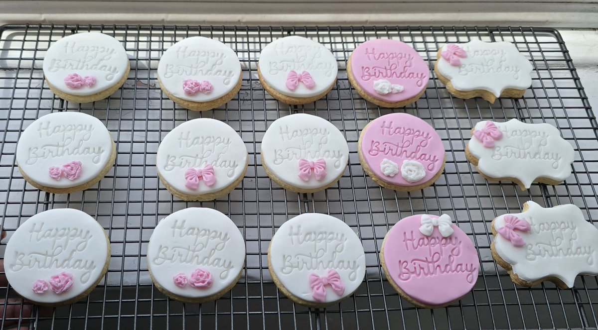 KoCakesNg's tweet photo. A little behind the scenes from another custom cookie order 💖✨

One of my favourite things is when new clients discover my work from previous customer posts 🥹

Every cookie is handmade with care 🥰

#KoCakesUK #CustomCookies #BehindTheScenes #LuxuryCookies https://t.co/PLf4OedQVa