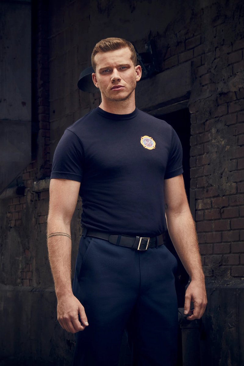 seriesemcena's tweet photo. Oliver Stark, estrela de “9-1-1”, afirmou ter orgulho de interpretar um personagem LGBTQIA+ na série:

“Interpreto um personagem queer e tenho muito orgulho disso. As pessoas vêm até mim e dizem: ‘Ei, isso é legal, é algo único para mim’. Muitas histórias são sobre adolescentes se assumindo, então gostei de termos feito algo um pouco diferente, que possa ajudar alguém a se sentir representado. Eu amo essa história e fico feliz em falar sobre isso.”