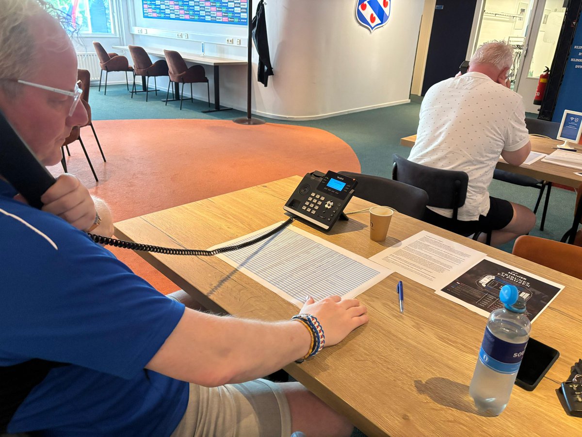 scHeerenveen's tweet photo. We zijn weer begonnen met de belsessies! Zowel vanavond, morgen, als donderdag kan jij gebeld worden om je seizoenkaart te verlengen. Heb jij al verlengd? ➡️ https://t.co/0QD2By8L1U https://t.co/3wZdZgBHXC