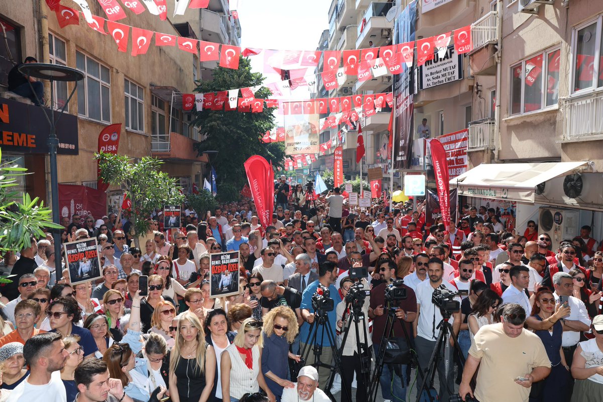 SelmaKavaf's tweet photo. Genel Başkanımız Sayın Özgür Özel’i, baba ocağımızda büyük bir coşkuyla karşıladık. Manisa örgütümüzle birlikte birlik ve mücadele kararlılığımızı bir kez daha güçlü şekilde ortaya koyduk.

İl Başkanlığımızın önünü doldurarak demokrasiye, adalete ve partimize sahip çıkan tüm yol arkadaşlarıma ve hemşehrilerime teşekkür ediyorum.