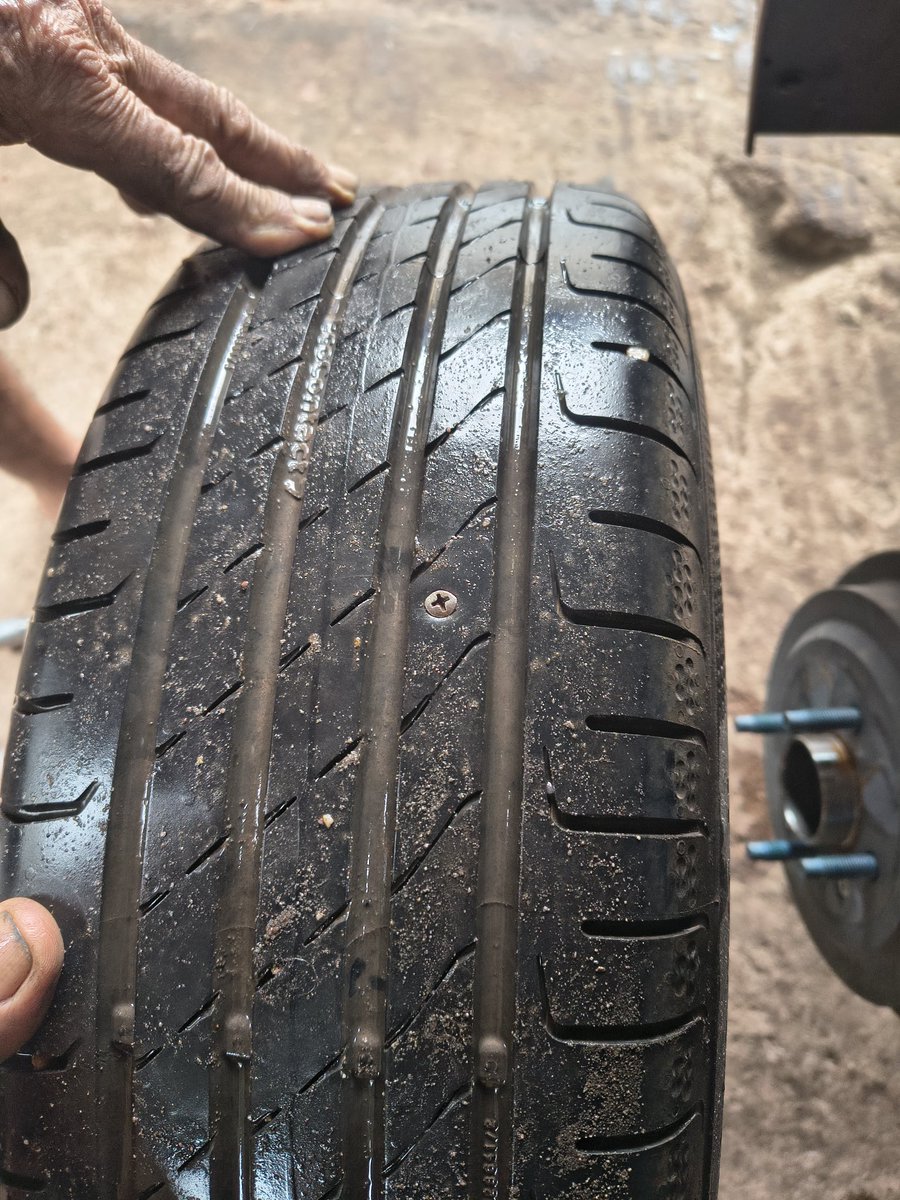 milfqsosefode's tweet photo. Nem dois meses de carro zerado e já veio esse parafuso bagaçento tlz https://t.co/mc9tkIoEas