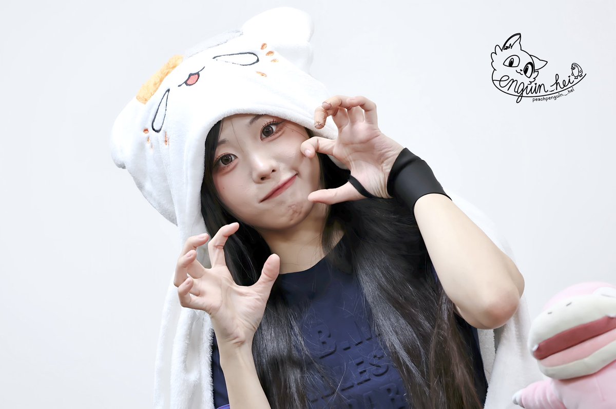 QWER 20260510 WFS offline fansign Hina 🩵🐱 @hapycb #qwer #큐