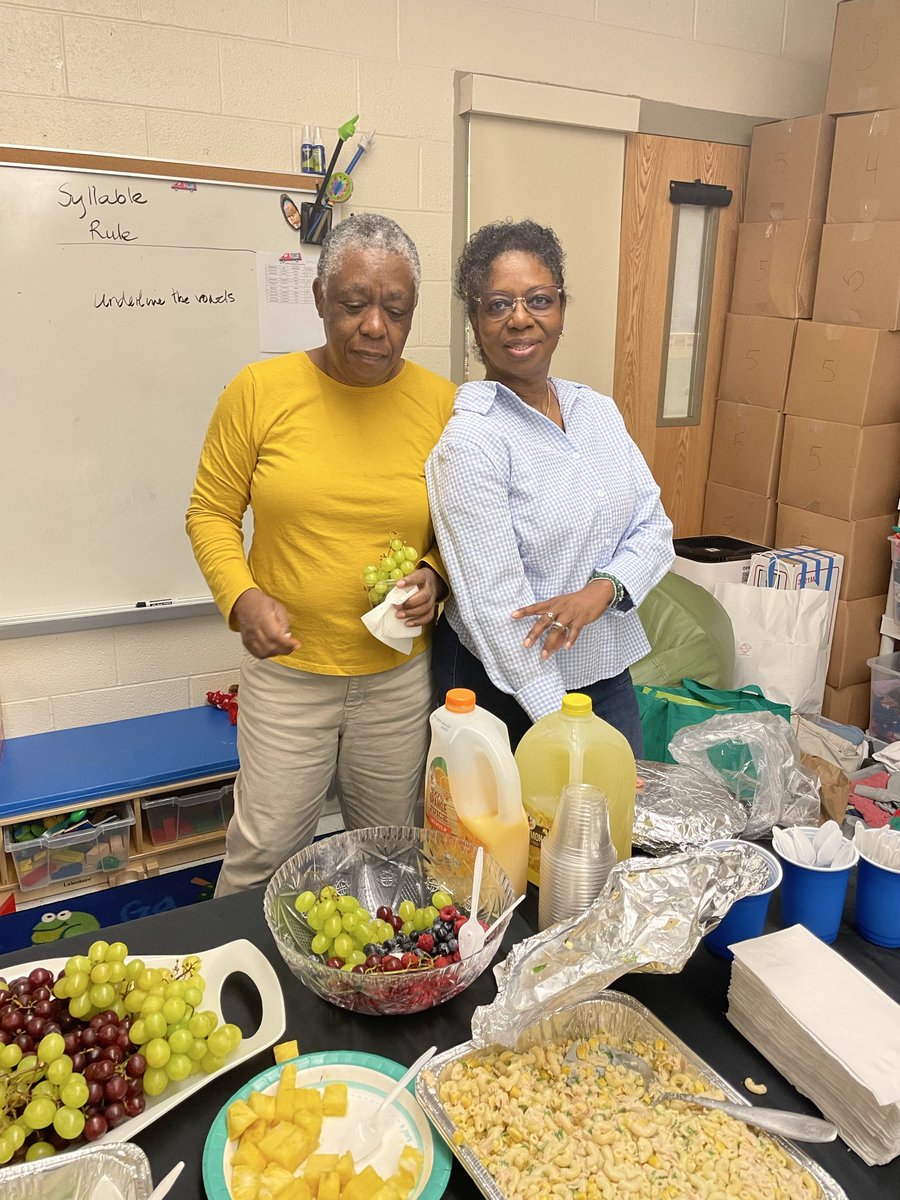 ArcolaES_CSL's tweet photo. Today was the last day of our adult English classes. After reviewing their tests, the students held a celebration to recognize their accomplishments in completing Level 2. https://t.co/nWcijbgDvO