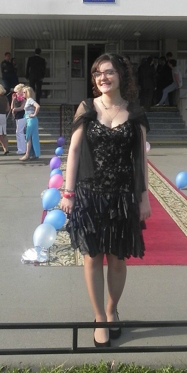 Tear__Rain's tweet photo. • Выпуск 9 кл. (я обожала это платье, носила потом много раз как юбку и корсет, 100% МОЁ было)
• Последний звонок (типа первоклассница)
• Выпуск 11 кл. (Я была урод и все фото с выпускного ненавидела. Много споров из-за платья с мамой)
• Выпуск в ДШИ (платье кто-то отдал) https://t.co/zZmoDqSXJX