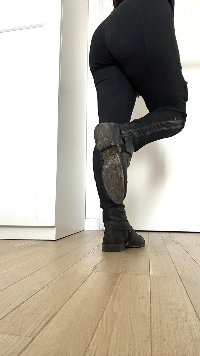 Feetzilla tweet media