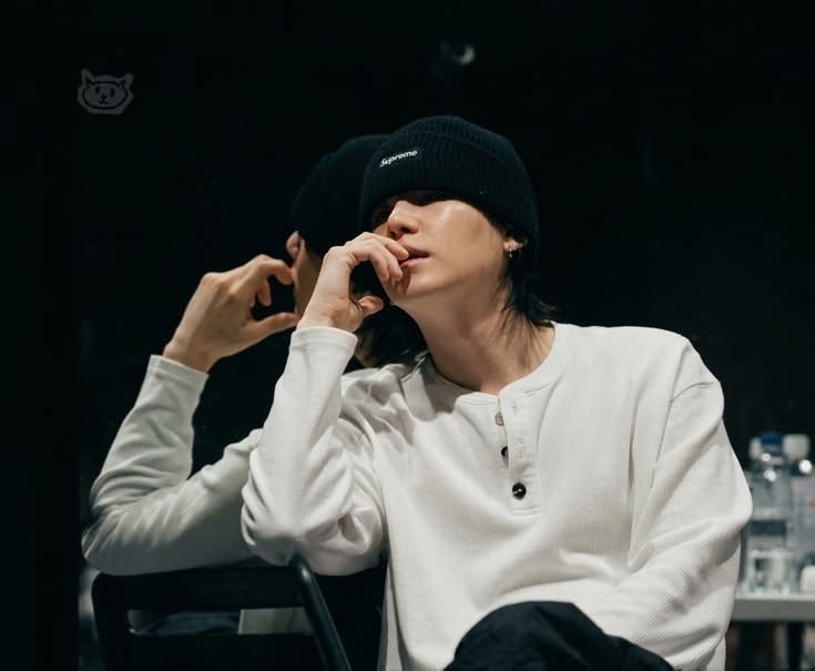 poeticynkk's tweet photo. this genre of yoongi photos https://t.co/qG0lpKEjun