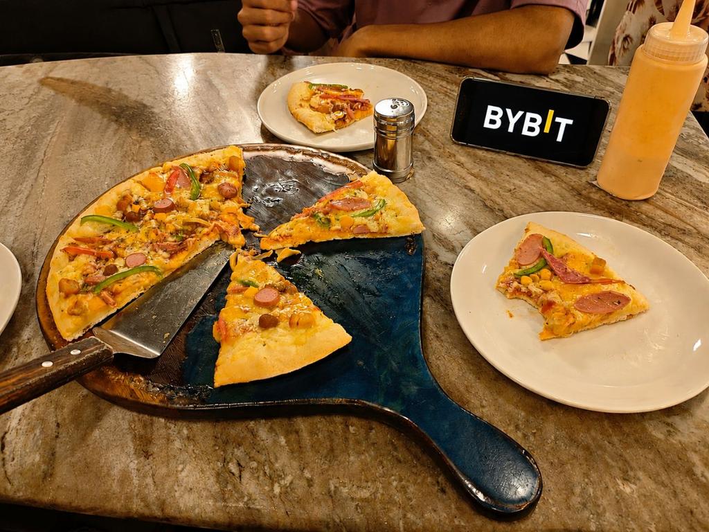 zentrypto's tweet photo. 🍕 Bitcoin Pizza Day hits different when the pizza table is full 😮‍💨
Good food, good vibes, and Web3 talks with the squad 🚀
Celebrating #BitcoinPizzaDay with my favorite slices while repping the crypto spirit 🔥
Who else is enjoying pizza today? 🍕
#BybitPizzaParty 
@FCFS_PRIVATE @FakirSolayman