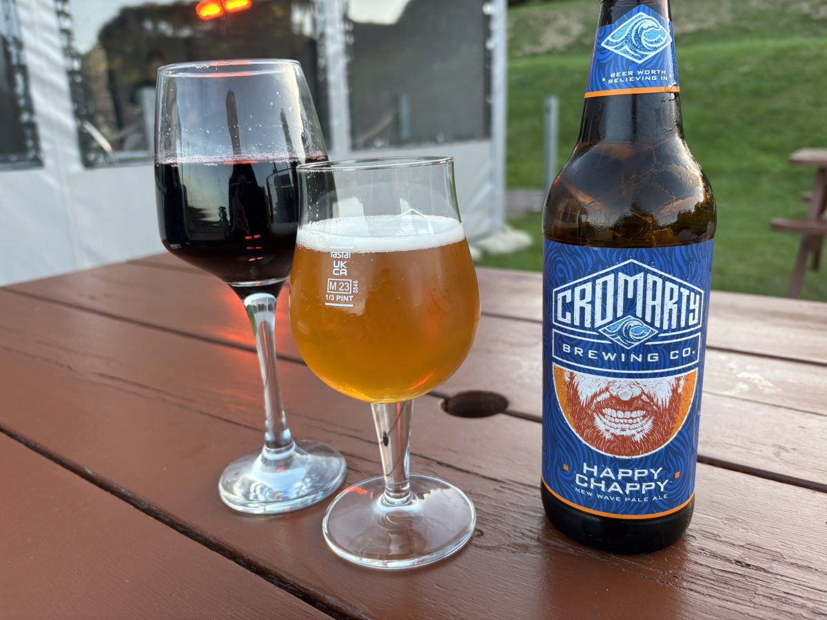 Toontone100's tweet photo. Back to see the Dolphins at Chanonry point … and a very nice beer ! https://t.co/THtcxLJgUb