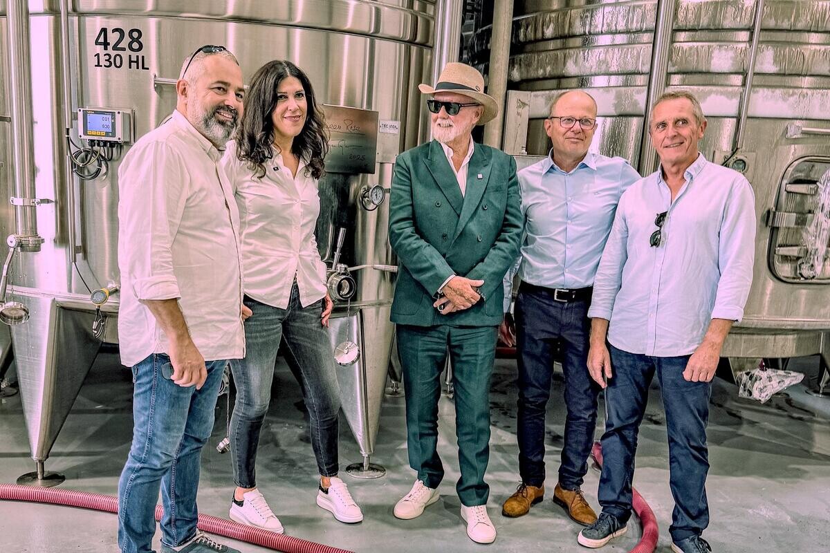 Var_Matin's tweet photo. Les rosés de Provence ont un nouvel ambassadeur de choc avec le groupe Queen, qui signe une cuvée avec les caves du Commandeur.
👉 https://t.co/RPXcHoz3F3 https://t.co/6CoOB7Sqfk