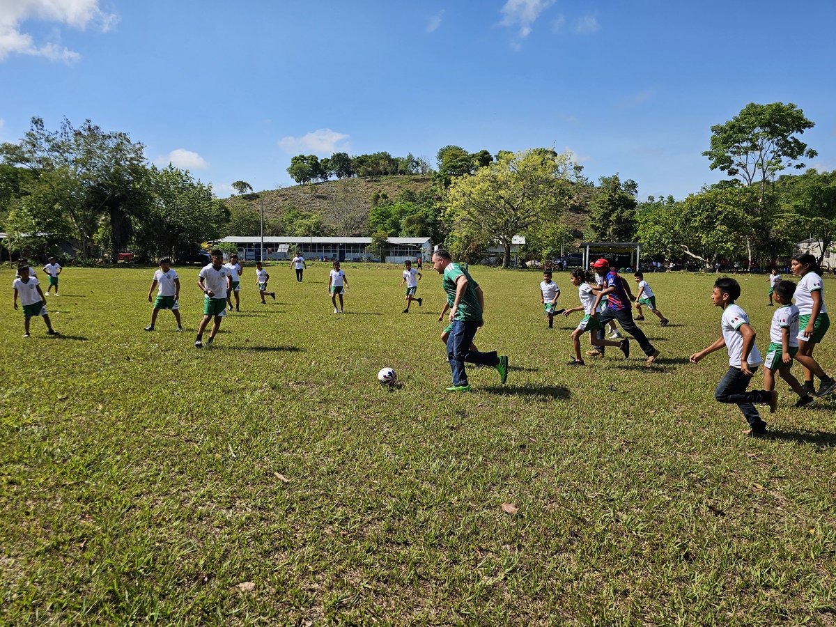civanglez's tweet photo. Esta mañana visitamos la comunidad de Zaculeu, La Libertad, Petén🇬🇹, para compartir una chamusca/cascarita⚽️ con niñas y niños mexicano-guatemaltecos de la primaria Andrés Quintana Roo, del Programa Escuelas México🇲🇽, en el marco del #MundialSocial.
#DiplomaciaDeportivaMX
@SRE_mx https://t.co/SJG64C6Vj7
