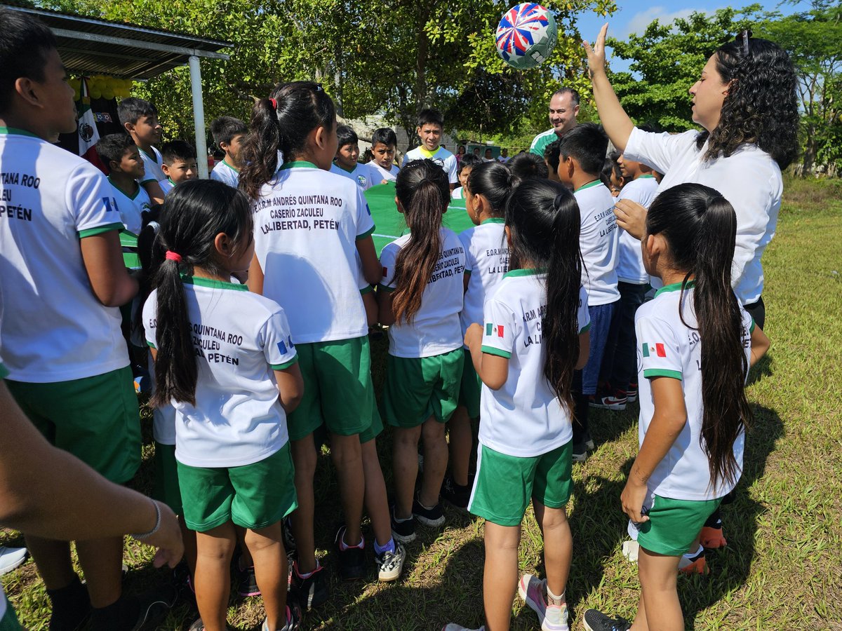 civanglez's tweet photo. Esta mañana visitamos la comunidad de Zaculeu, La Libertad, Petén🇬🇹, para compartir una chamusca/cascarita⚽️ con niñas y niños mexicano-guatemaltecos de la primaria Andrés Quintana Roo, del Programa Escuelas México🇲🇽, en el marco del #MundialSocial.
#DiplomaciaDeportivaMX
@SRE_mx https://t.co/SJG64C6Vj7