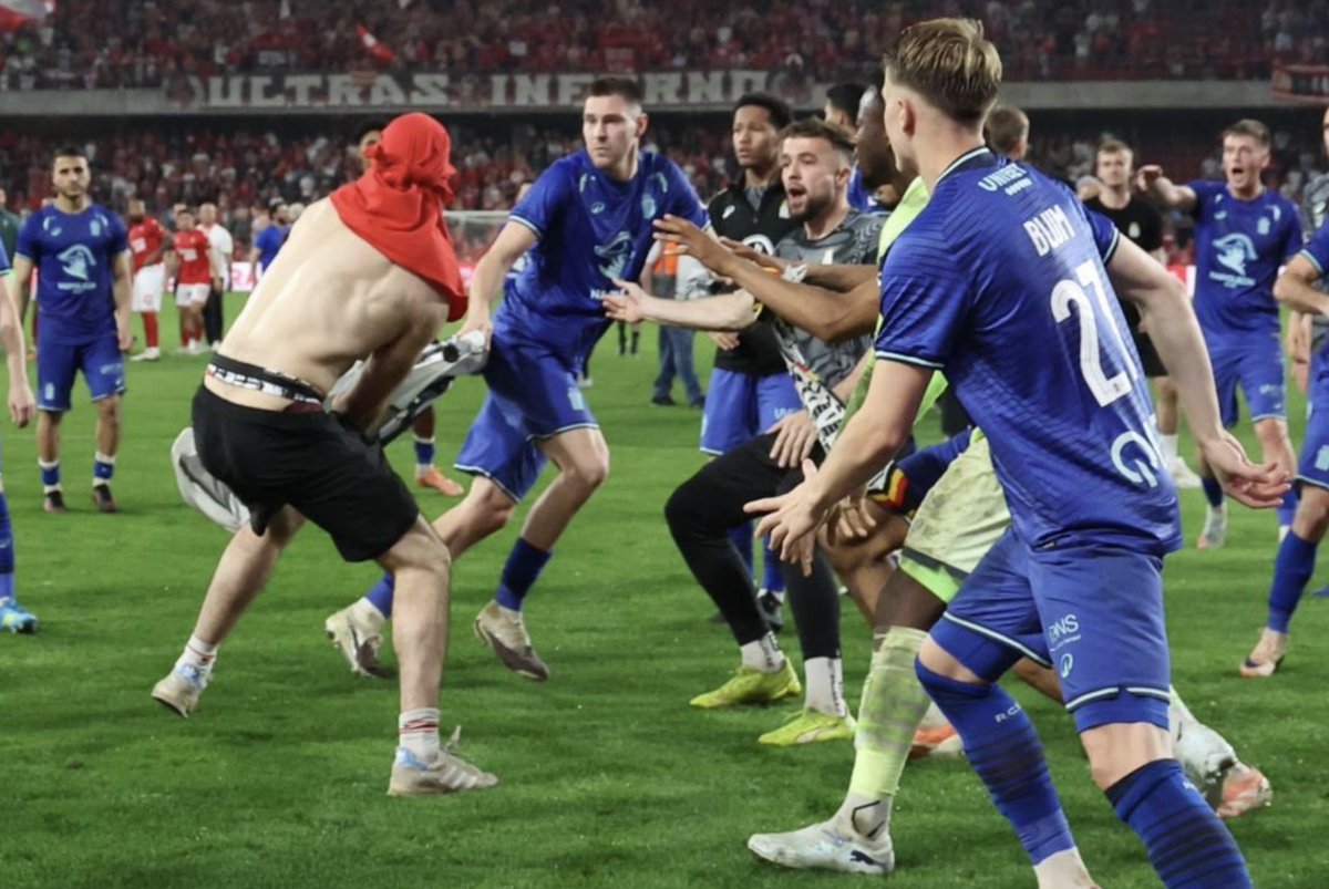 MaProLeague's tweet photo. 🗣️ l Un steward du Standard présent lors du derby wallon revient sur les incidents (DH)

"Un collègue a voulu récupérer le piquet et moi le fanion avec l'enseigne du Standard qui avait été dérobé par Scheidler, raconte le principal intéressé. Puis j'ai été poussé par Mohamed Koné. Je me suis retrouvé par terre. J'ai vu dans les yeux de Ousou, le capitaine de Charleroi, qu'il voulait me frapper puis il a repris ses esprits au dernier moment. Et tout a dégénéré"