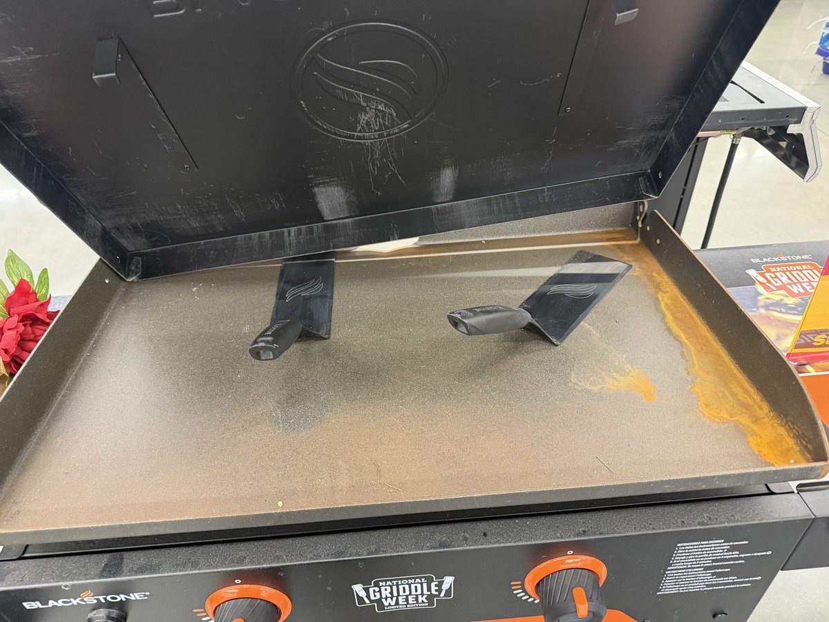 KmanAutoVideo's tweet photo. @BlackstoneGrid it's so bad even all the brand ones at the store are already rusted. For the price of these things, your quality is absolute shit. https://t.co/gdqtaR7Heu