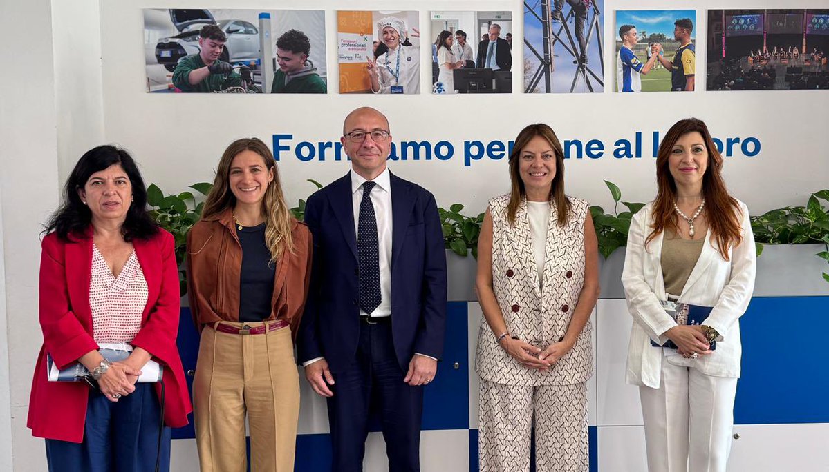 MinCapHum_Ar's tweet photo. En su viaje oficial a la ciudad de Roma, la ministra Sandra Pettovello visitó el Centro Nazionale di Orientamento - ELIS, un polo educativo impulsado por el Papa Juan XXIII, destinado a promover el crecimiento y la inclusión social de los jóvenes a través del estudio y el trabajo, fomentando el diálogo entre escuelas y empresas a partir de talleres y encuentros.

@JMilei