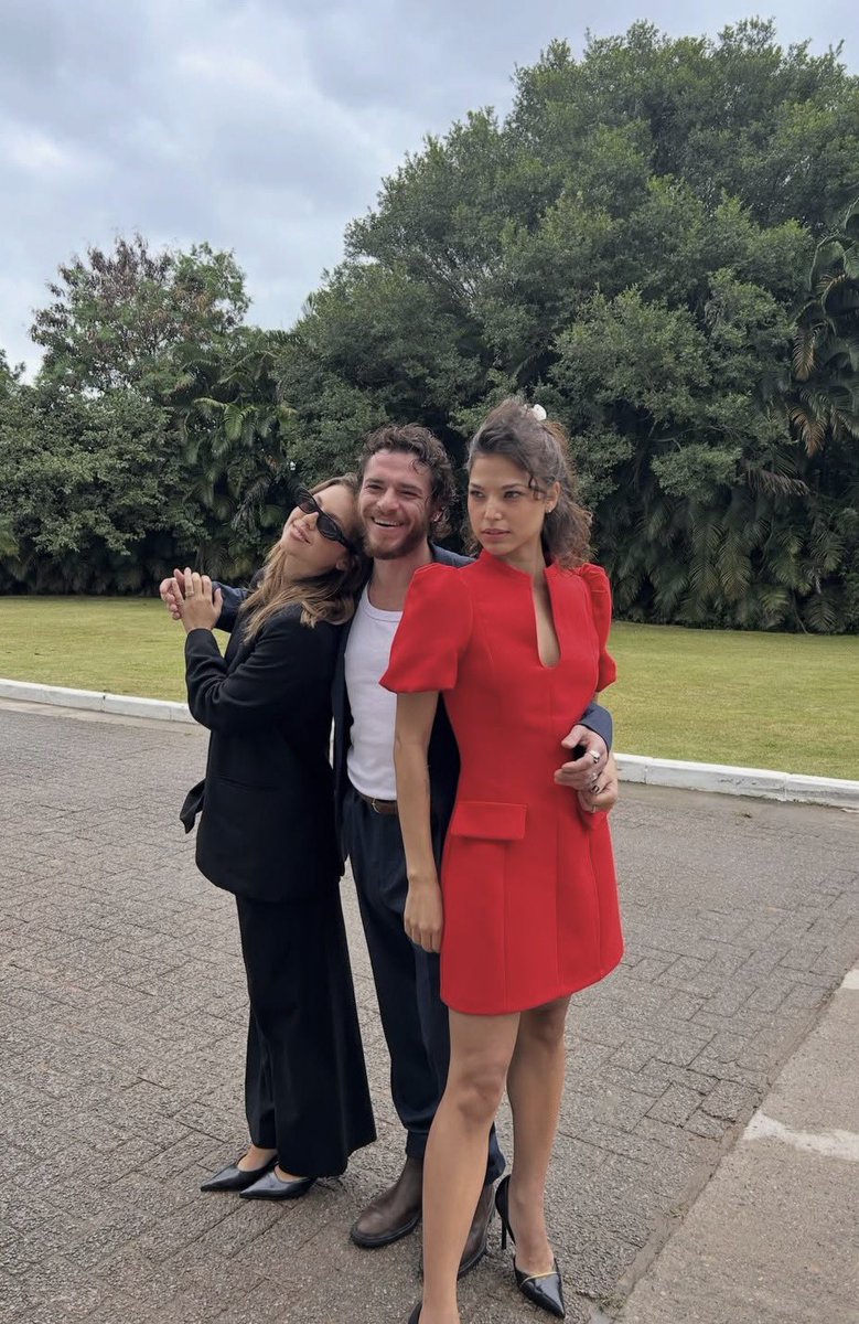 Laura Dutra Central ✩ tweet media