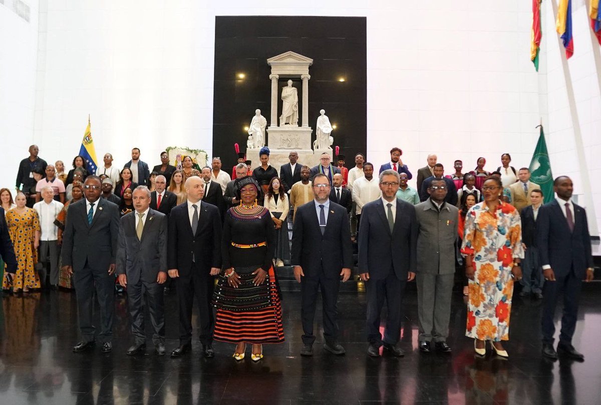 EmbCongo_ve's tweet photo. En el marco del Día Mundial de África, el ministro Yván Gil acompañó a la representación diplomática de África en la ofrenda floral al Libertador Simón Bolívar, con motivo de la XXI Semana Mundial de África en Venezuela.
@yvangil
#BringThemBack
#FreeThemNow
#FreeMaduro
#FreeCilia https://t.co/5sVtLKXuQE