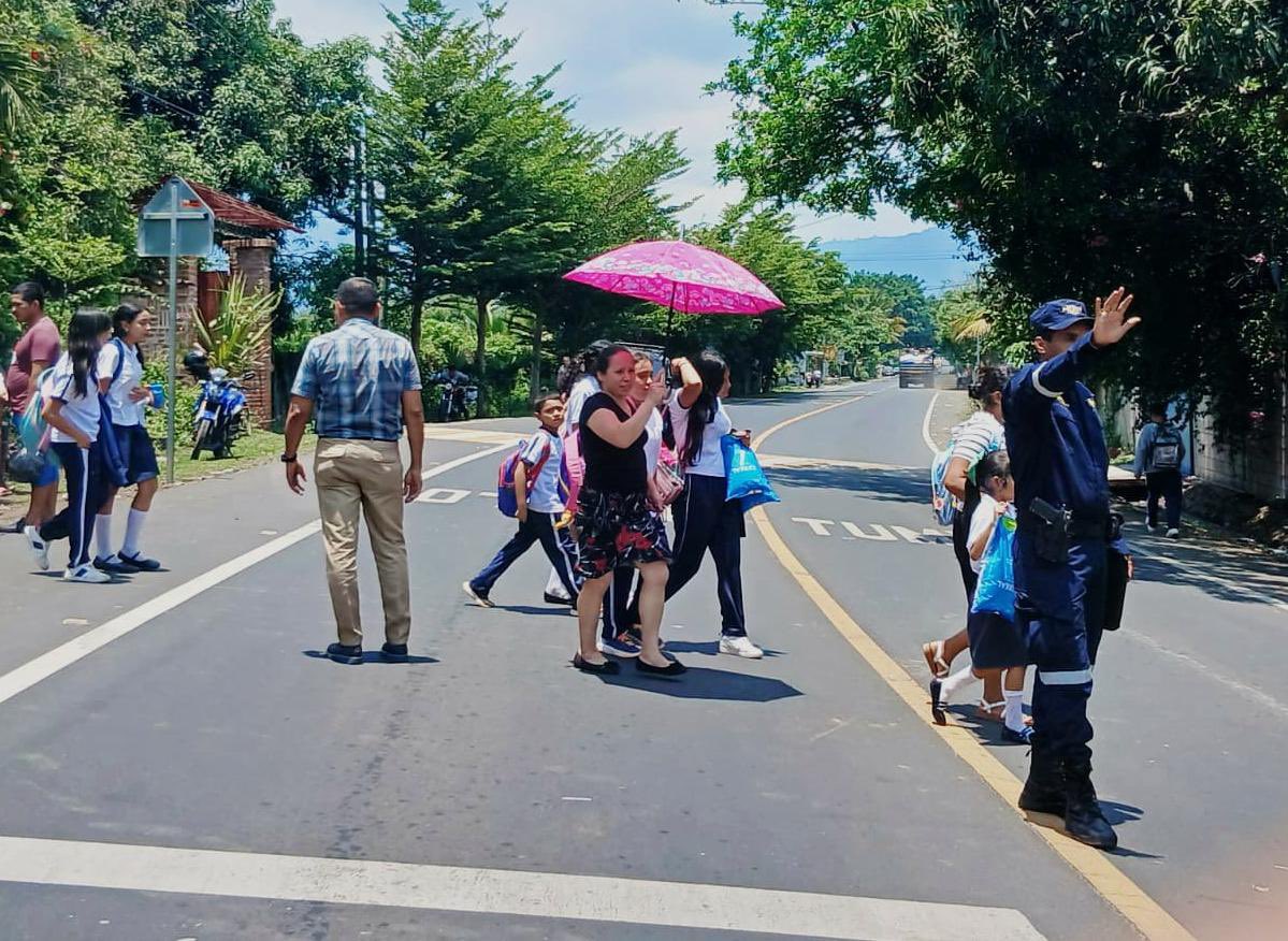 PNCSV's tweet photo. 🚸Mantenemos presencia en los cruces peatonales aledaños a los centros escolares de Ahuachapán Centro, con el fin de garantizar un retorno seguro a los estudiantes tras finalizar la jornada matutina.

#PlanControlTerritorial https://t.co/n25nPZQwen
