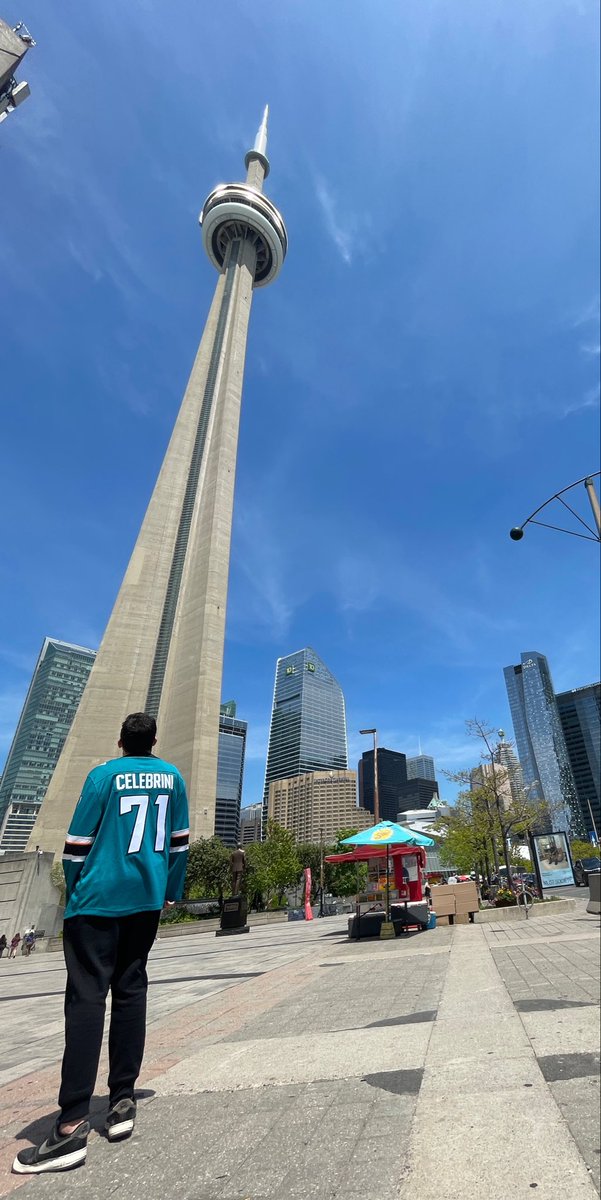 viictorxp's tweet photo. Pai tá trajado de Celebrini na cn tower 🦈 https://t.co/vglhA2tb8t