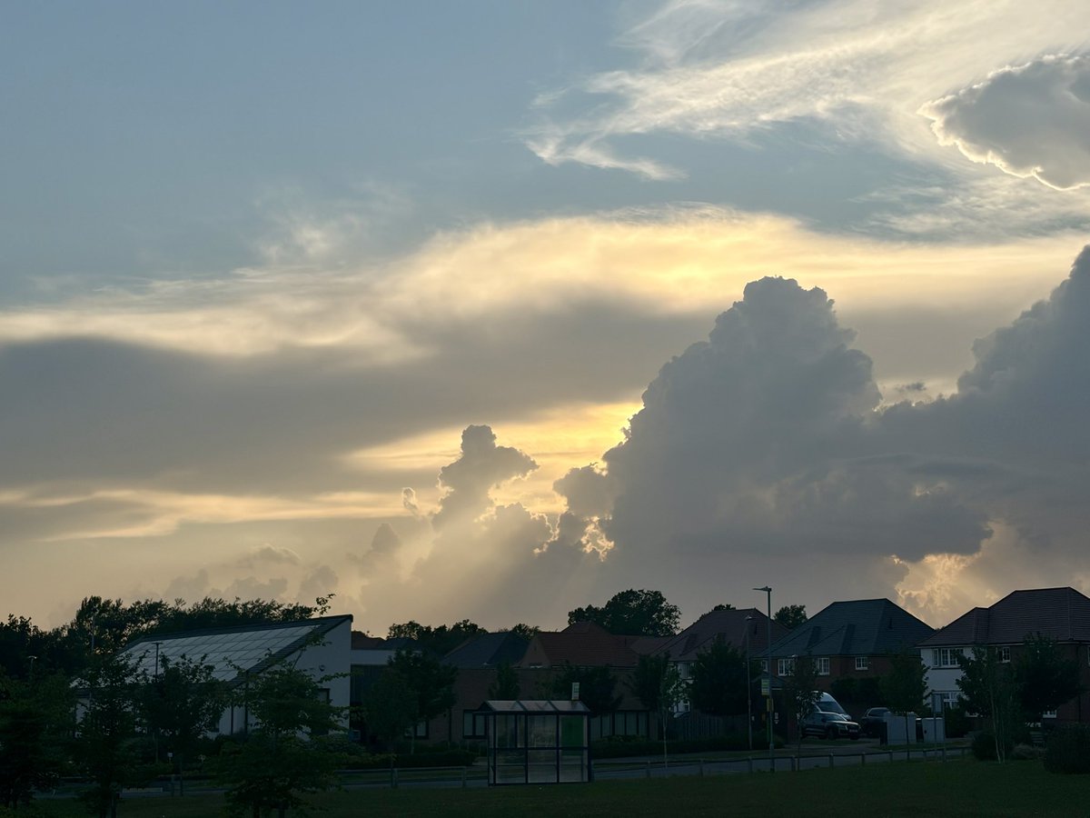AdcoakerC's tweet photo. Catching the evening breeze. Storm is a no show thus far. https://t.co/YL78r31t0Q