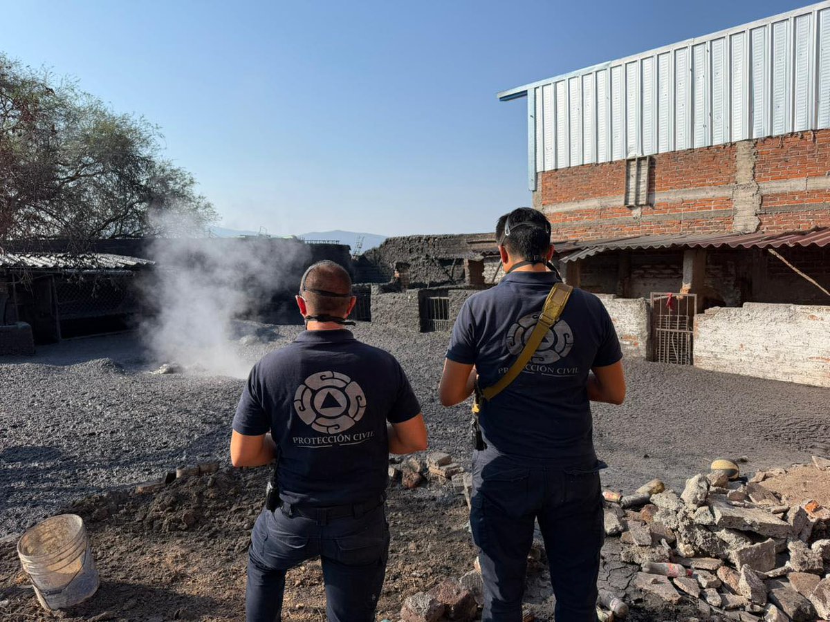 🚨🌋 LA TIERRA SE ABRIÓ EN MICHOACÁN: NACE UN NUEVO GÉISER DENTRO DE UNA  CASA 😳 Habitantes de #ElSalitre, en #IxtlánDeLosHervores, quedaron en  shock luego de que un nuevo géiser o posible “