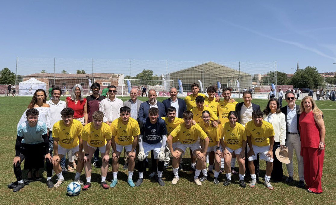 FACDEPORTEUCLM's tweet photo. Los comunidad universitaria de la @FACDEPORTEUCLM podrá disfrutar del extraordinario campo para docencia e investigación, en un enclave cercano al Campus Fábrica de Armas 

Una representación de estudiantes ha podido confirmarlo en un partido con leyendas del fútbol toledano https://t.co/PEoCEn01Jb