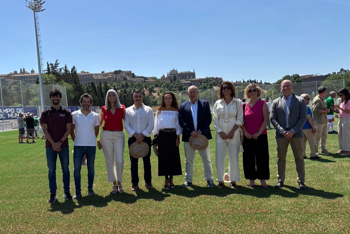 FACDEPORTEUCLM's tweet photo. Los comunidad universitaria de la @FACDEPORTEUCLM podrá disfrutar del extraordinario campo para docencia e investigación, en un enclave cercano al Campus Fábrica de Armas 

Una representación de estudiantes ha podido confirmarlo en un partido con leyendas del fútbol toledano https://t.co/PEoCEn01Jb