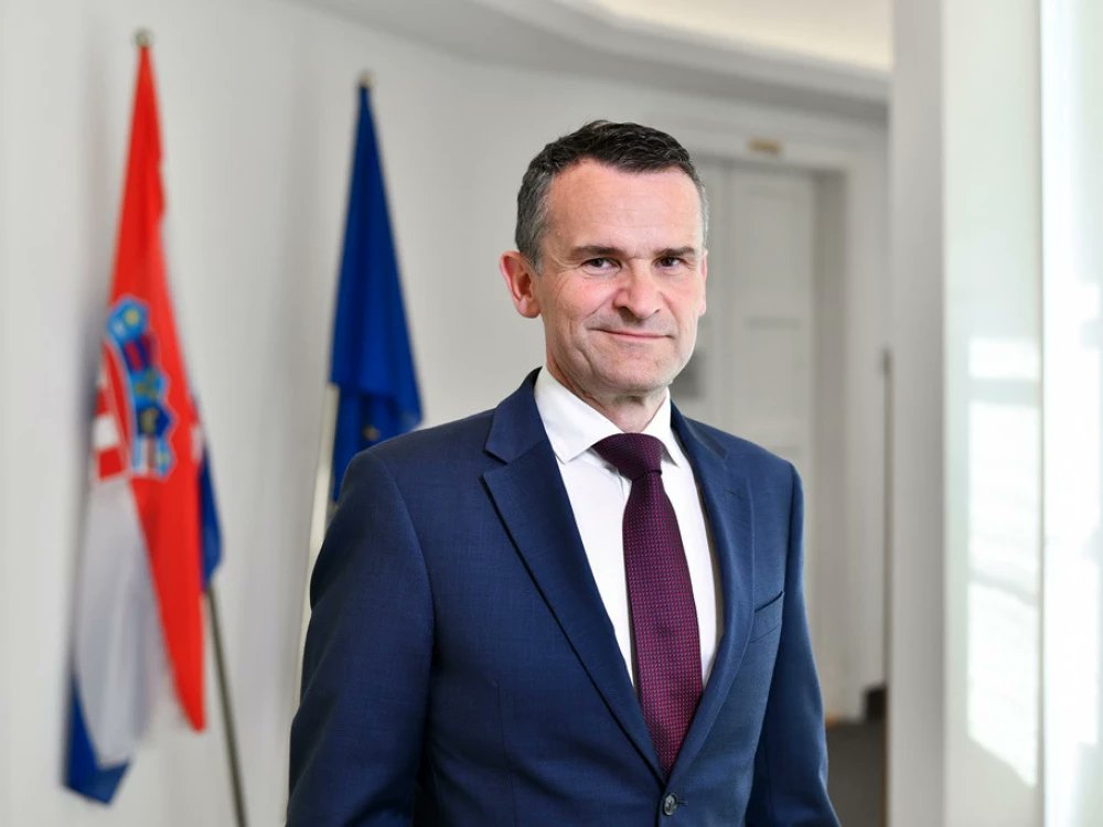 ZSchneeweiss's tweet photo. EXCLUSIVE: Croatia seriously considering Ante Zigman as new central bank chief https://t.co/9Yy6TVmOaO via @jaskuzmanovic https://t.co/pN5kFHkH32