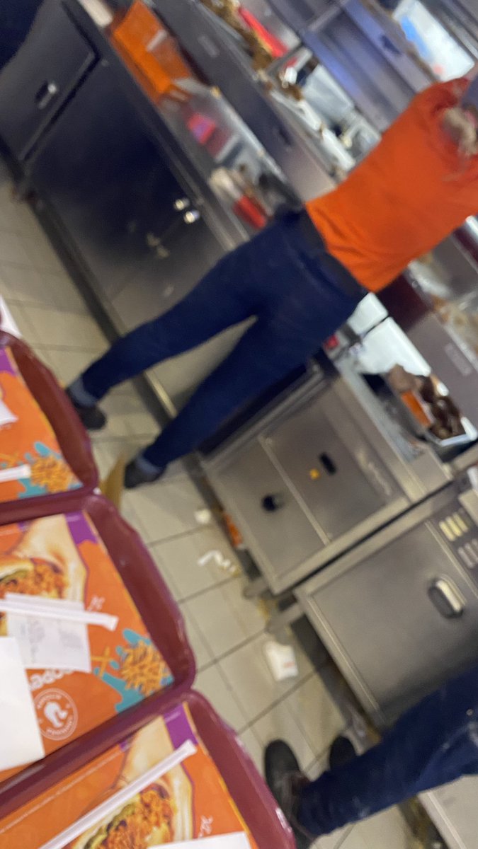 frtakdg's tweet photo. Kurtköy Vaiport Şubenizi Personel olarak ta temizlik olarakta gözden geçirmenizi rica ediyorum @Popeyes @tabgidakurumsal https://t.co/oQIbOrd0fN
