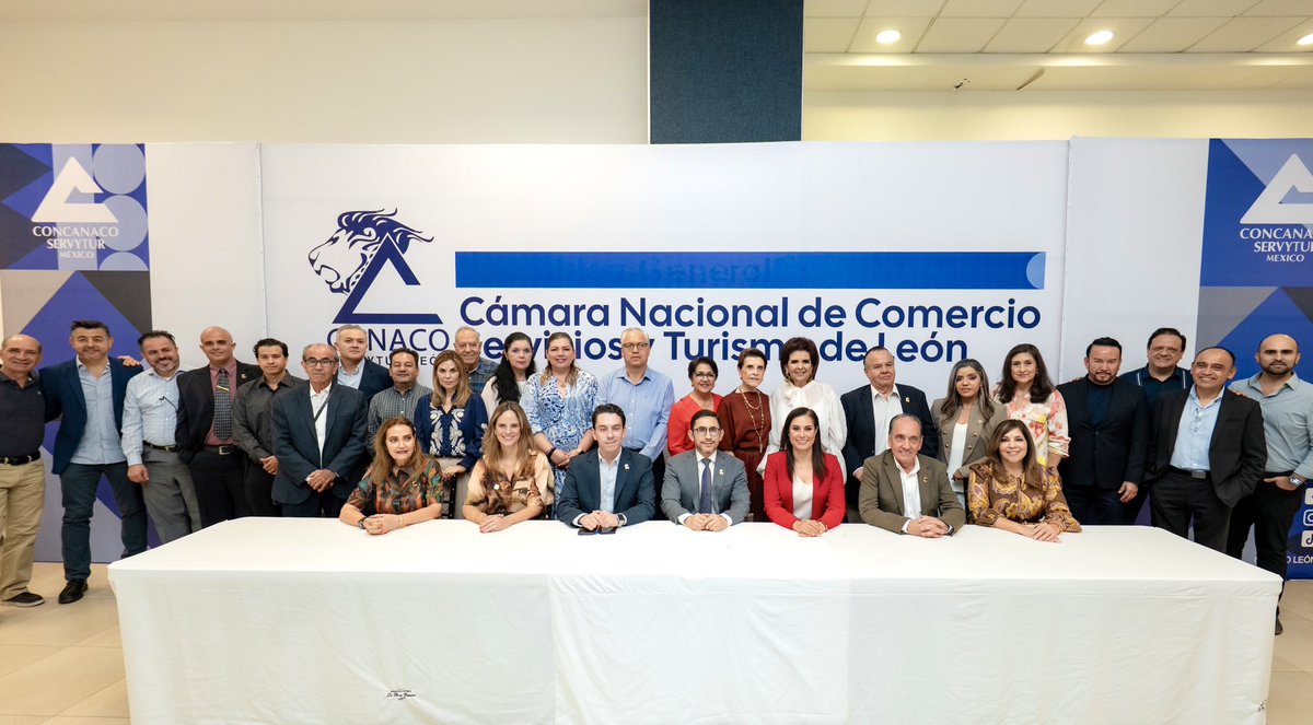 AleGutierrez_mx's tweet photo. ¡CANACO SERVYTUR, gracias por recibirnos en su casa! 🤝🏻🦁

Aquí nos mueve todos los días trabajar por las familias, y cuando hacemos equipo los resultados son mejores. Gracias a la familia CANACO SERVYTUR por recibirnos y permitirnos compartirles las 560 obras para el 2026. 🚧✨

Es una inversión histórica que impulsará más turismo, atraerá más visitantes y generará más oportunidades para que conozcan y compren todo lo bueno, bonito y valioso que hay en León. 🙌🏻🧡

¡𝗔 𝗟𝗲𝗼́𝗻 𝗹𝗲 𝘃𝗮 𝗯𝗶𝗲𝗻 𝘆 𝘃𝗮𝗺𝗼𝘀 𝗽𝗼𝗿 𝗺𝗮́𝘀! 🫶🏼