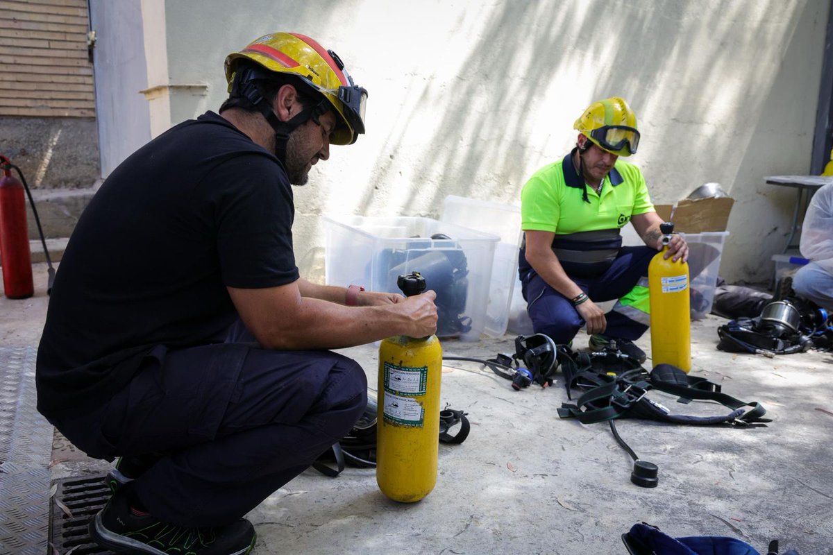 HRegionalMalaga's tweet photo. 🚒🏥Profesionales de mantenimiento del Hospital Regional Universitario de Málaga han participado en un curso de actualización en actuación contra incendios de segunda intervención, impartido por bomberos especializados.

#SomosHRegional 
#HRUMContigoSiempre https://t.co/tLiRJafmRk