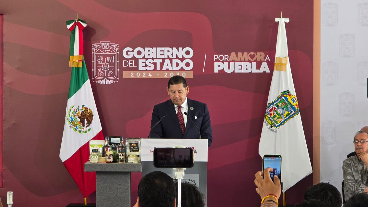 ICATEP_Oficial's tweet photo. 🎬🕊️ Durante la #MañanerAA encabezada por el gobernador del estado, @armentapuebla_ , nuestro director general acompañó el anuncio sobre la incorporación del documental "Aprender a Volar" al patrimonio cinematográfico de Puebla, una acción que fortalece la preservación de la memoria cultural y las tradiciones de nuestros pueblos originarios.

Esta obra retrata la ceremonia de los Voladores y el legado cultural del pueblo totonaco, con el propósito de preservar conocimientos, identidad y raíces para las futuras generaciones.

A través de acciones que impulsan el acceso a la cultura y el reconocimiento de nuestras tradiciones, el @Gob_Puebla  fortalece el patrimonio que da identidad a las y los poblanos.
#PorAmorAPuebla