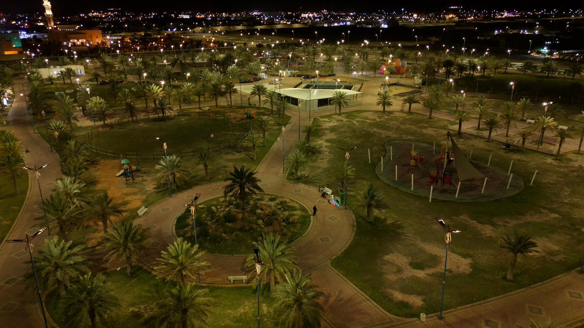 amanataljouf's tweet photo. في أجواءٍ يملؤها الفرح والطمأنينة خلال #عيد_الأضحى، تتألق حدائق ومماشي مدينة #سكاكا ومحافظات المنطقة بالحياة ودفء اللقاءات العائلية 🌿✨
وتواصل #أمانة_منطقة_الجوف جهودها في تهيئة المرافق العامة والعناية بها؛ لتكون وجهاتٍ تنبض بالجمال والراحة، وتمنح الأهالي والزوار أوقاتًا عامرة بالبهجة والسكينة.
#مدن_مزدهرة_وأعياد_عامرة