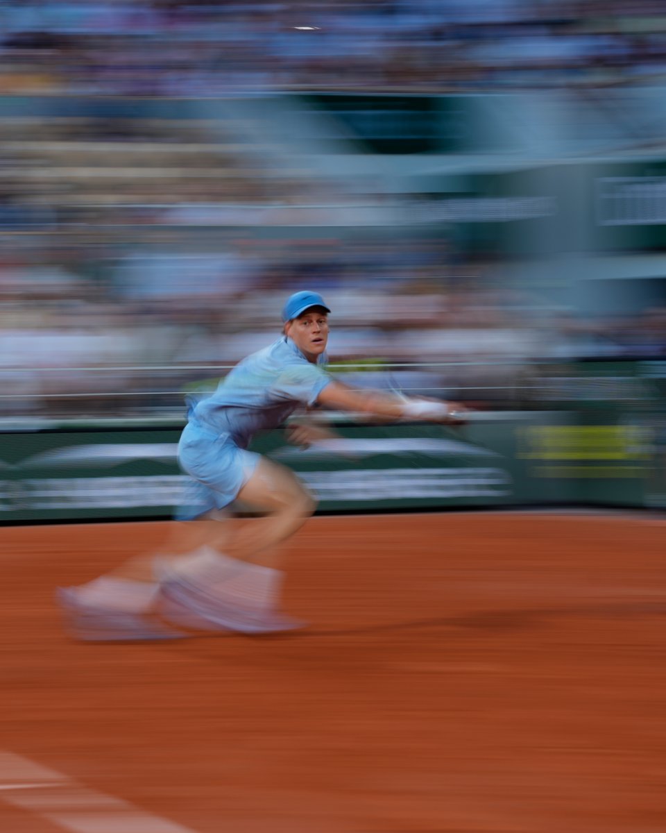 rolandgarros's tweet photo. Jannik Sinner speeds through the opening set, 6-1 🇮🇹

#RolandGarros https://t.co/nKgddtOEao