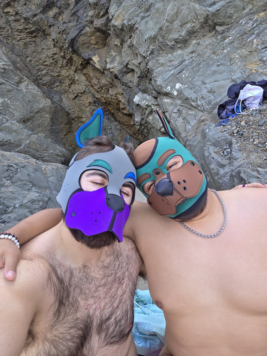 IssunAfterBark's tweet photo. Nude beach pit stop in SF with my puppy @PuppyStoof_AD 💚💚

It was mad cold 🥶😭 https://t.co/LflegQAc6A
