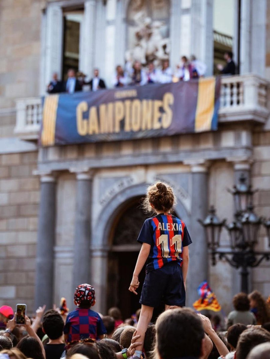_ScarletEagle's tweet photo. @FCBfemeni Este es el mejor legado que dejó Alexia: miles de niñas soñando con ser como ella 
Gracias, reina, por ser un referente dentro y fuera de la cancha y por inspirar a tantas niñas .
Nos diste títulos, alegrías y una generación entera que hoy ama aún más este escudo gracias a ti 👑 https://t.co/tjFtM2kjr6