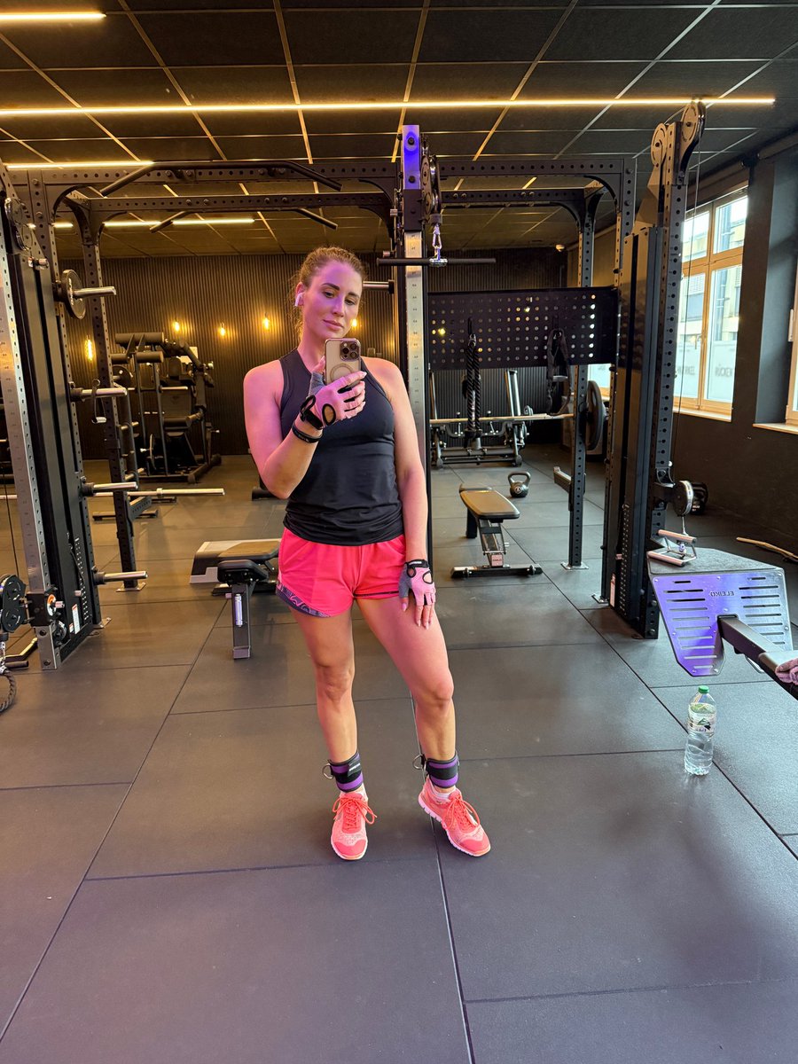 ValentinaLux2's tweet photo. Oh, how much I love having the gym all to myself 🏋️‍♂️😇.

Most people just can’t handle the heat these days ☀️🥵… https://t.co/X6iAVw9xMI