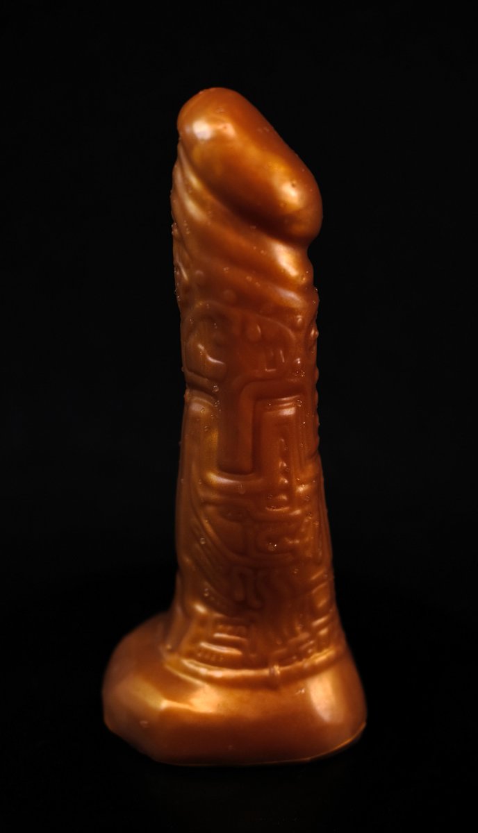 Akifu_toys's tweet photo. One of the more major glow-ups in these new photographs has to be our Golden Idol; maybe the most human-like, but that doesn't mean he's any less steeped in fantasy. The markings upon this toy mark our formation as a company, and the history of the individuals behind it. https://t.co/sJsTfNCWpD