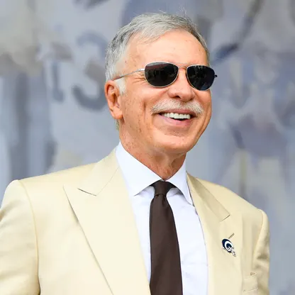 NeracaBola's tweet photo. Arsenal juara bikin banyak orang baru lihat Kroenke dari sisi football.

Padahal Stan Kroenke bukan cuma “owner Arsenal”.

Dia adalah operator sports empire: klub, stadion, real estate, media, tanah, dan venue entertainment.

Arsenal cuma satu bagian dari mesin besar itu. 🧵 https://t.co/x6B6mbstFN