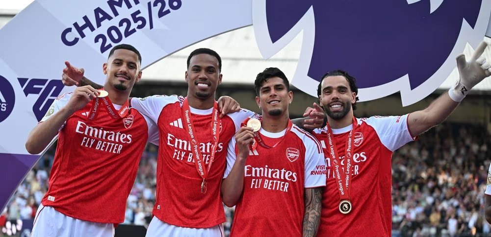 NeracaBola's tweet photo. Arsenal juara bikin banyak orang baru lihat Kroenke dari sisi football.

Padahal Stan Kroenke bukan cuma “owner Arsenal”.

Dia adalah operator sports empire: klub, stadion, real estate, media, tanah, dan venue entertainment.

Arsenal cuma satu bagian dari mesin besar itu. 🧵 https://t.co/x6B6mbstFN