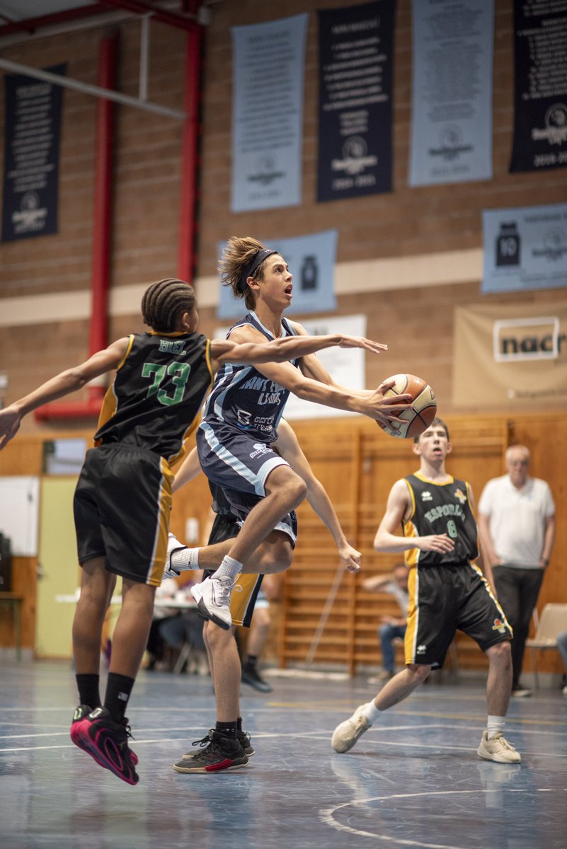LlopsInca's tweet photo. 🏀📷|CADET A masculí #BestardVending. 

Sant Francesc Llops d'Inca 7️⃣1️⃣🆚️6️⃣5️⃣ Esporles BC.
📷 Biel Bestard. 

📍Pavelló col·legi Beat Ramon Llull. 

#LlopsdInca #BàsquetSantFrancesc 
#IllesDeBàsquet https://t.co/rGe3C73eya