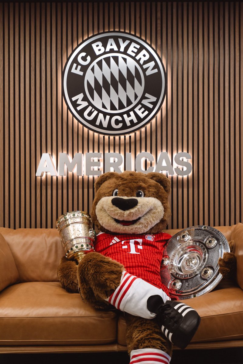 FCBayernUS's tweet photo. Berni celebrating the double in the Big Apple🗽🏆🏆 https://t.co/r9vUZwXJ5z